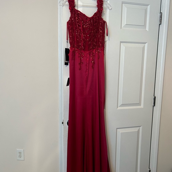 Ladivine by Cinderella Divine - Picture 3 of 5